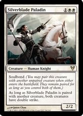 《銀刃の聖騎士/Silverblade Paladin》[AVR] 白R